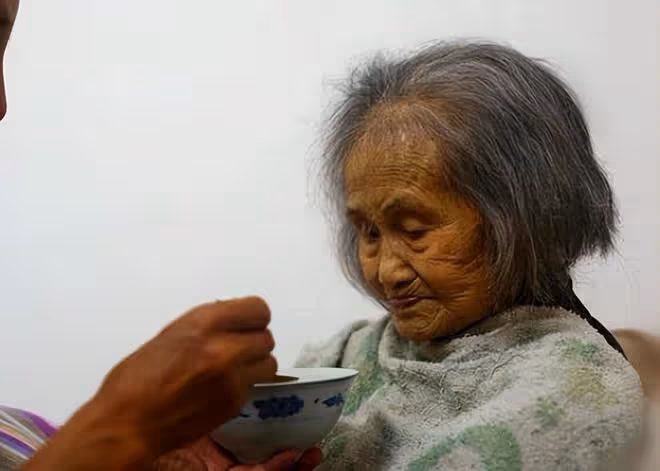 16年湖北92歲母親去世,為仨智殘兒子留下千斤糧食,後來三人怎樣