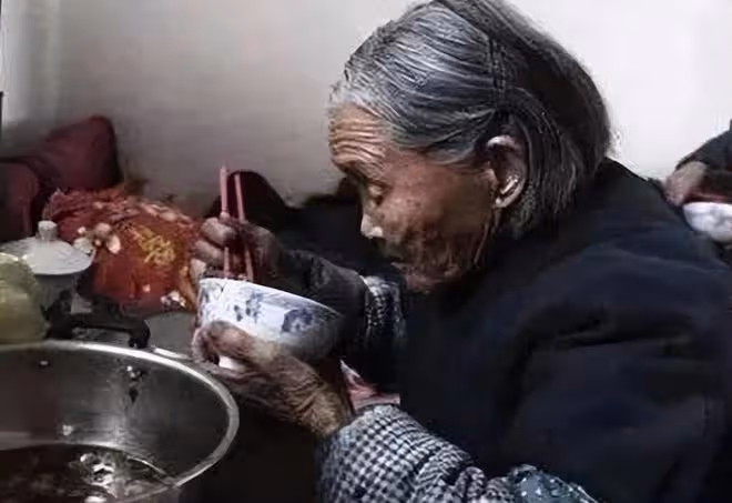 16年湖北92歲母親去世,為仨智殘兒子留下千斤糧食,後來三人怎樣