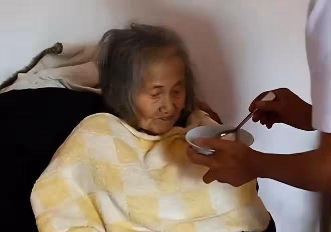 16年湖北92歲母親去世,為仨智殘兒子留下千斤糧食,後來三人怎樣