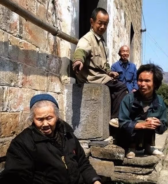 16年湖北92歲母親去世,為仨智殘兒子留下千斤糧食,後來三人怎樣