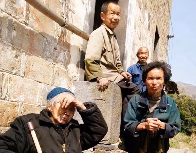 16年湖北92歲母親去世,為仨智殘兒子留下千斤糧食,後來三人怎樣
