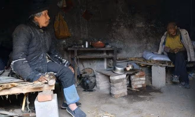 16年湖北92歲母親去世,為仨智殘兒子留下千斤糧食,後來三人怎樣