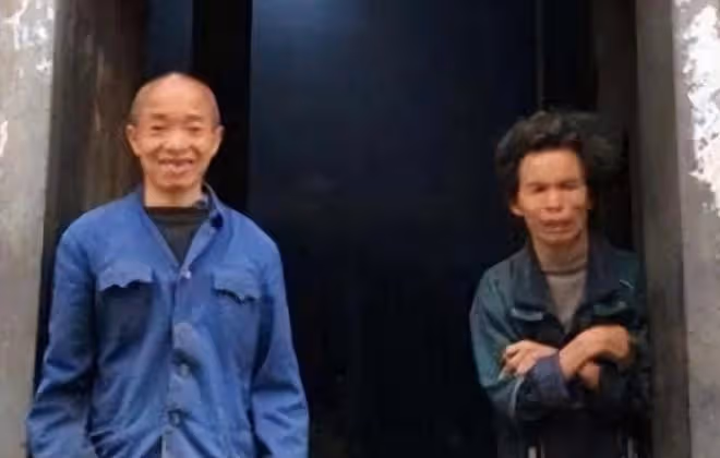16年湖北92歲母親去世,為仨智殘兒子留下千斤糧食,後來三人怎樣