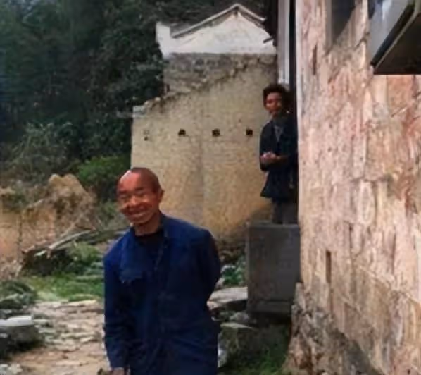 16年湖北92歲母親去世,為仨智殘兒子留下千斤糧食,後來三人怎樣