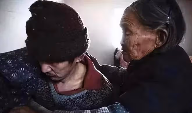 16年湖北92歲母親去世,為仨智殘兒子留下千斤糧食,後來三人怎樣