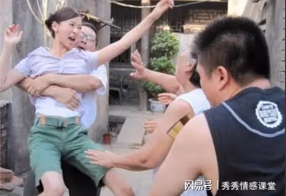親侄子結婚我隨禮五百,堂哥兒子結婚我隨禮一萬,隔天嫂子打上門