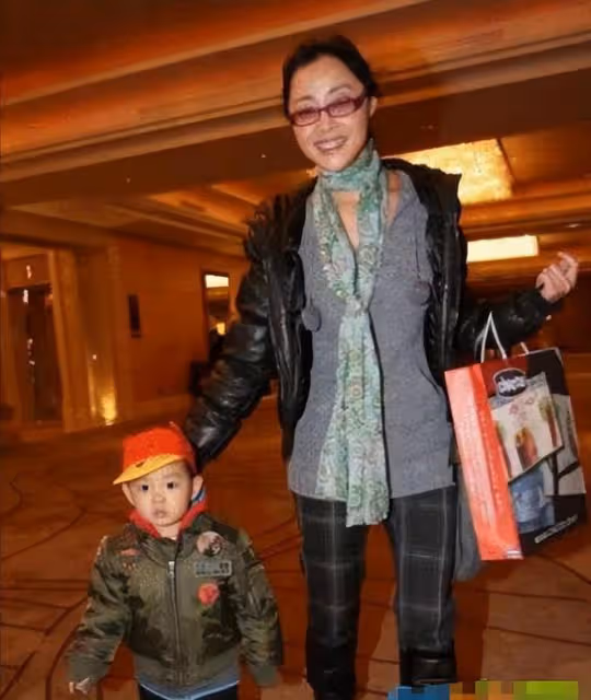 張若昀父親被強執2000萬!曾坑兒子1.4億,3婚2離不參加兒子婚禮