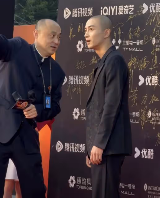 陳曉光頭亮相紅毯，新戲造型引關注，敬業精神獲贊