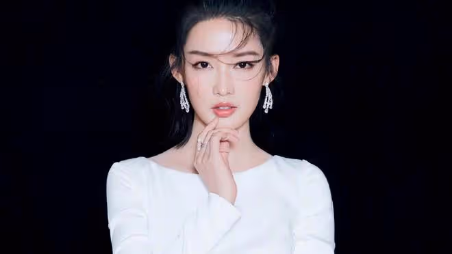 李沁《慶餘年2》大婚造型曝光，3D列印頭飾引熱議，被指太寒酸