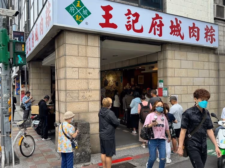 狗仔直擊｜「AI教父」黃仁勳降臨府城肉粽！提前過端午　190元搞定