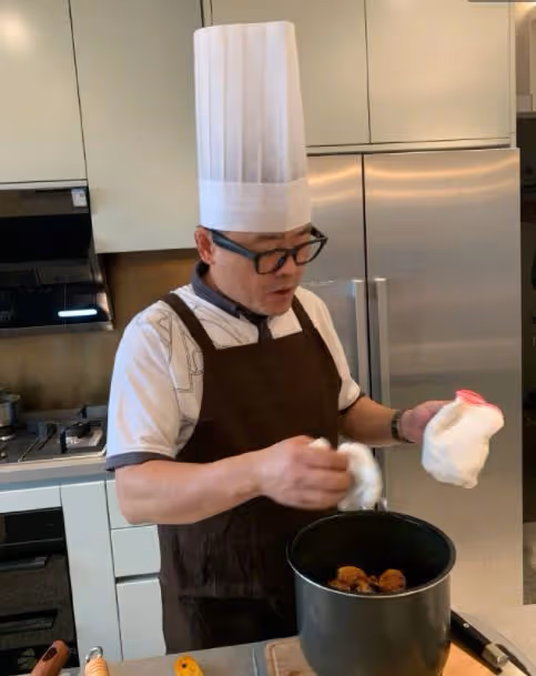 周立波到底還是回來了:頻繁和網友互動疑為復出鋪墊,稱從不後悔
