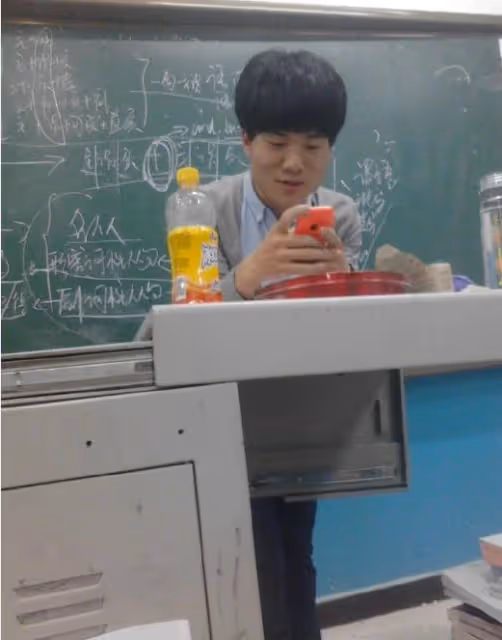董宇輝八年前舊照曝光,梳蘑菇頭臉上長青春痘,和學生們打成一片