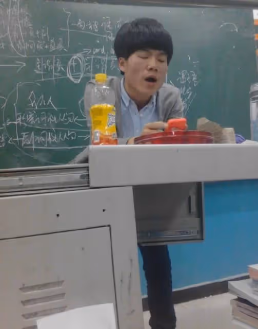 董宇輝八年前舊照曝光,梳蘑菇頭臉上長青春痘,和學生們打成一片