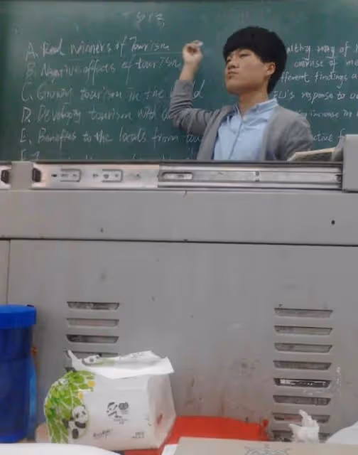 董宇輝八年前舊照曝光,梳蘑菇頭臉上長青春痘,和學生們打成一片