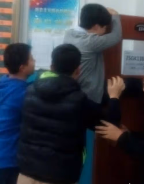 董宇輝八年前舊照曝光,梳蘑菇頭臉上長青春痘,和學生們打成一片