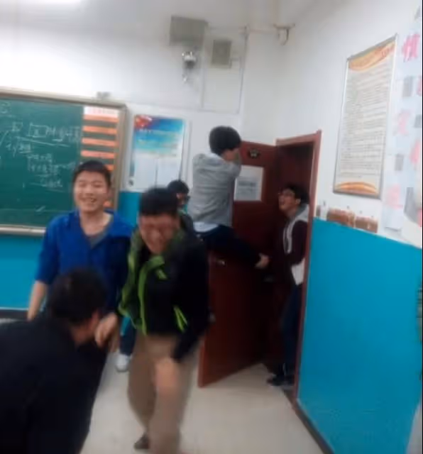 董宇輝八年前舊照曝光,梳蘑菇頭臉上長青春痘,和學生們打成一片
