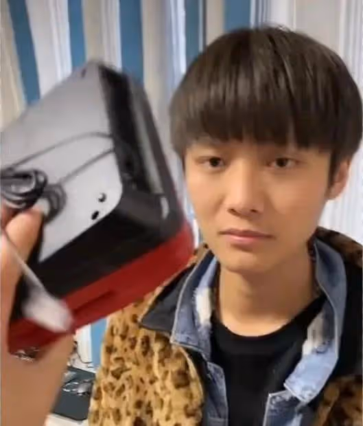 董宇輝八年前舊照曝光,梳蘑菇頭臉上長青春痘,和學生們打成一片