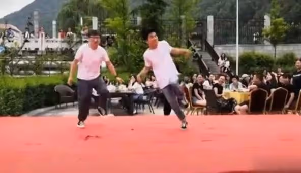 董宇輝八年前舊照曝光,梳蘑菇頭臉上長青春痘,和學生們打成一片