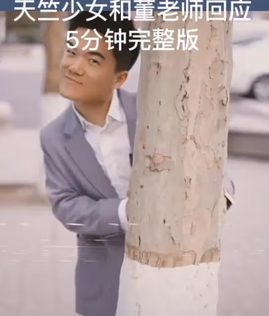 董宇輝八年前舊照曝光,梳蘑菇頭臉上長青春痘,和學生們打成一片