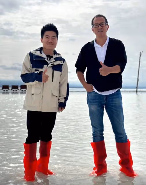 董宇輝八年前舊照曝光,梳蘑菇頭臉上長青春痘,和學生們打成一片