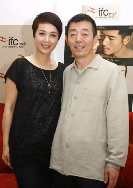 蔣雯麗隱藏20多年的老公被曝光!老公穿著樸素像農民,同框像父女