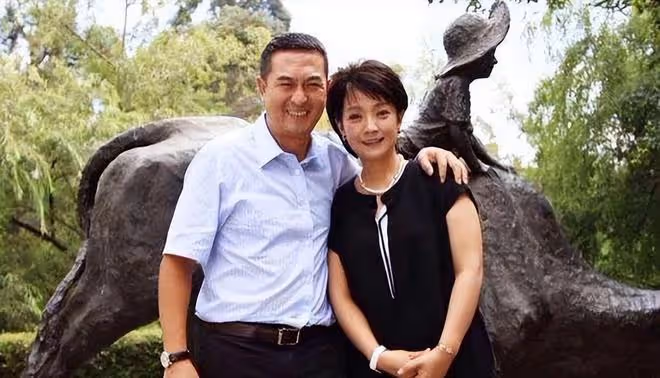 張嘉譯攜妻子同台!一個清純似少女,一個風度翩翩,甜蜜如初戀