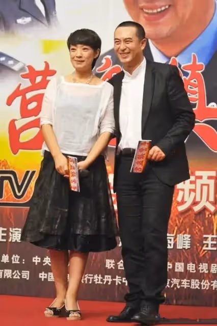 張嘉譯攜妻子同台!一個清純似少女,一個風度翩翩,甜蜜如初戀