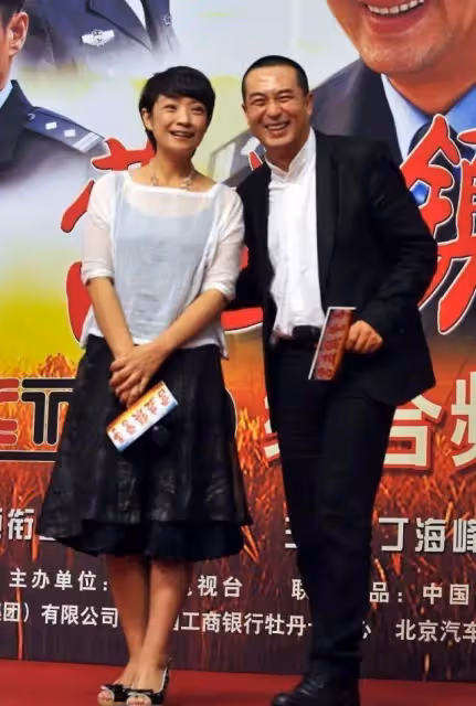張嘉譯攜妻子同台!一個清純似少女,一個風度翩翩,甜蜜如初戀