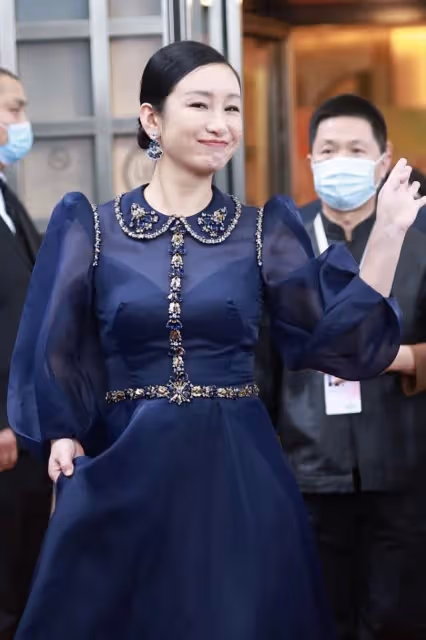 中年的秦海璐還熱衷泡泡袖,長紗裙透亮時尚,有點顯胖但氣勢挺足