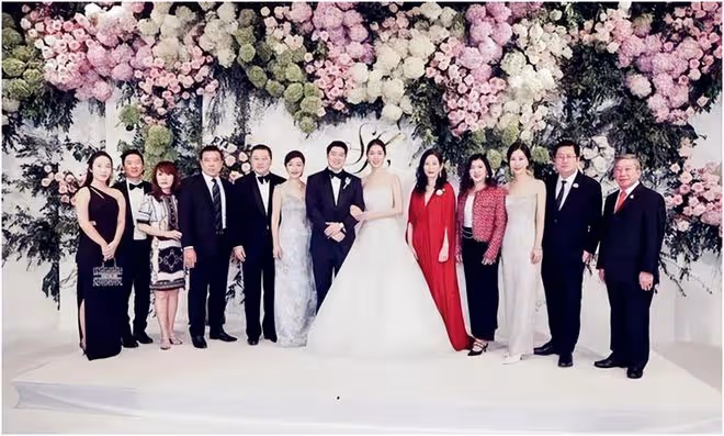 田朴珺美到國外了!穿抹胸裙雍容華貴,和泰國首富合影給國人長臉