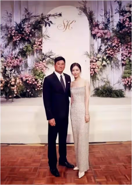 田朴珺美到國外了!穿抹胸裙雍容華貴,和泰國首富合影給國人長臉