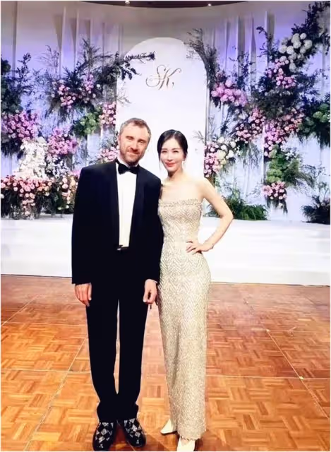 田朴珺美到國外了!穿抹胸裙雍容華貴,和泰國首富合影給國人長臉