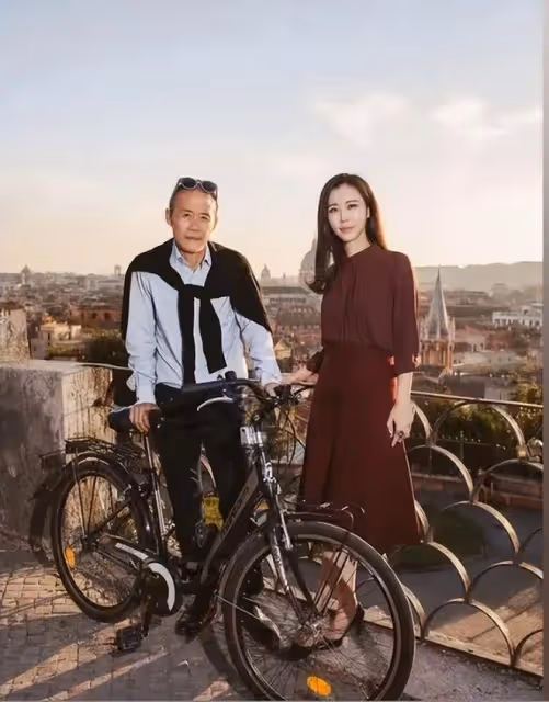 田朴珺美到國外了！穿抹胸裙雍容華貴，和泰國首富合影給國人長臉