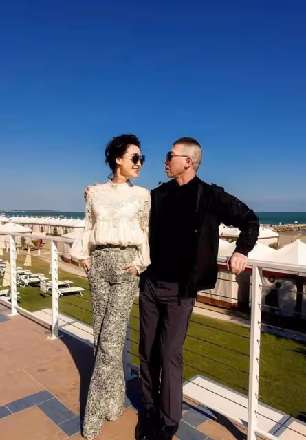 許晴和馮小剛合體!穿蕾絲上衣感覺要「呼之欲出」,馮導滿臉得意