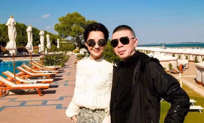 許晴和馮小剛合體!穿蕾絲上衣感覺要「呼之欲出」,馮導滿臉得意