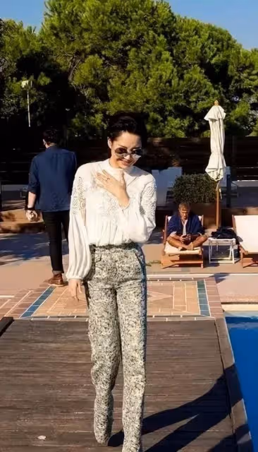 許晴和馮小剛合體!穿蕾絲上衣感覺要「呼之欲出」,馮導滿臉得意