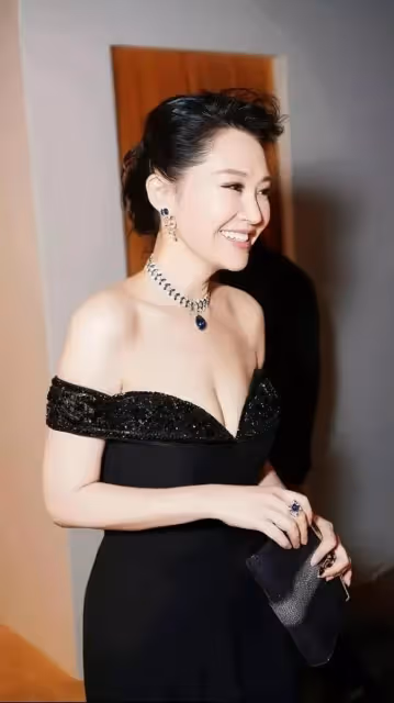 許晴和馮小剛合體!穿蕾絲上衣感覺要「呼之欲出」,馮導滿臉得意