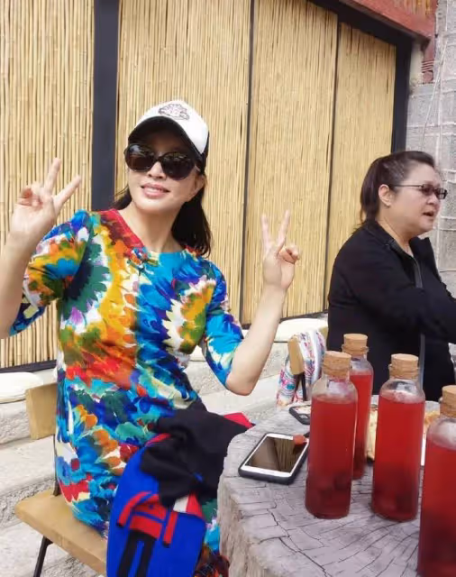 劉曉慶將扮嫩進行到底!穿「花裙子」配條黑褲,這時尚讓人看不懂