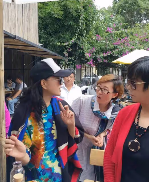 劉曉慶將扮嫩進行到底!穿「花裙子」配條黑褲,這時尚讓人看不懂