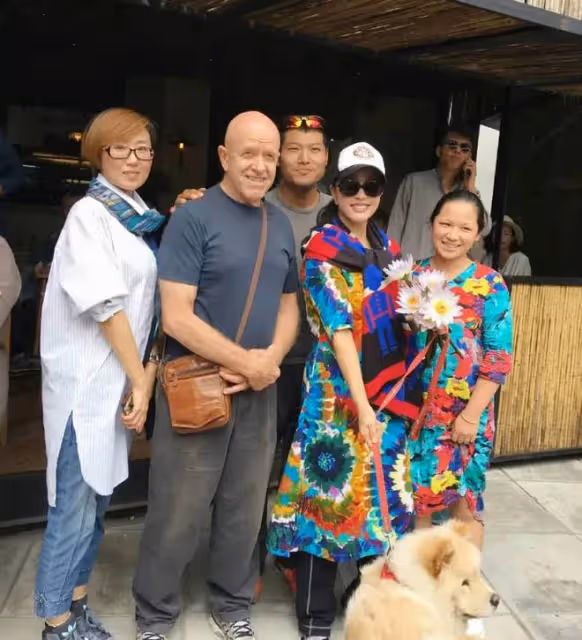 劉曉慶將扮嫩進行到底!穿「花裙子」配條黑褲,這時尚讓人看不懂