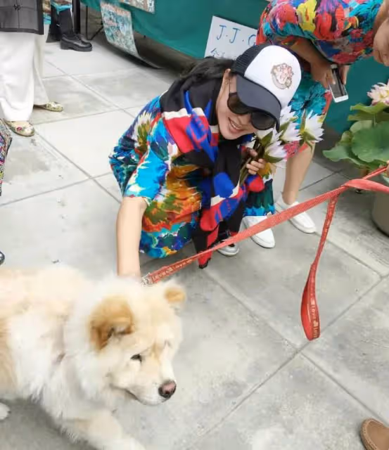 劉曉慶將扮嫩進行到底!穿「花裙子」配條黑褲,這時尚讓人看不懂