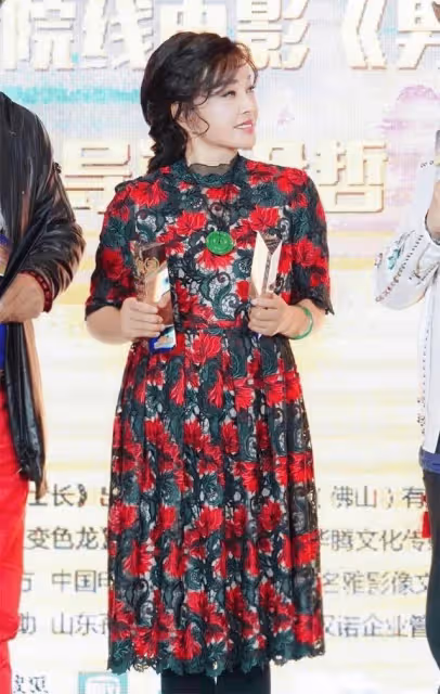 劉曉慶將扮嫩進行到底!穿「花裙子」配條黑褲,這時尚讓人看不懂