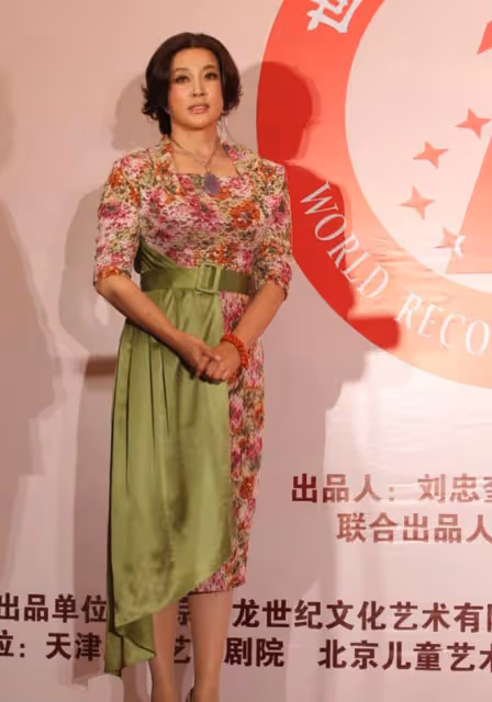 劉曉慶將扮嫩進行到底!穿「花裙子」配條黑褲,這時尚讓人看不懂