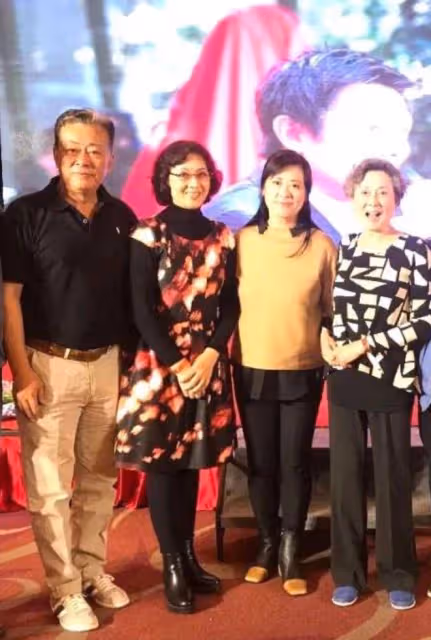 龔雪曬全家福!70歲的她打扮時髦少女感滿滿,35歲女兒比她還顯老