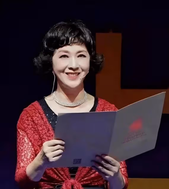 龔雪曬全家福!70歲的她打扮時髦少女感滿滿,35歲女兒比她還顯老