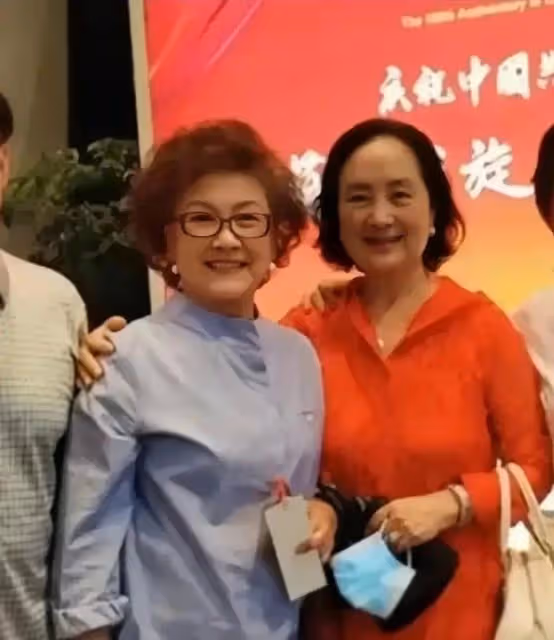 張春麗同框張金玲,一個風韻猶存,一個衰老像奶奶,同歲差距大