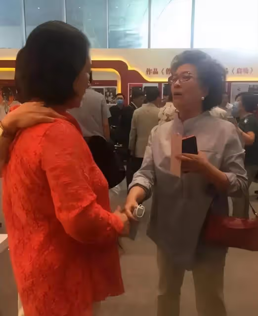 張春麗同框張金玲,一個風韻猶存,一個衰老像奶奶,同歲差距大