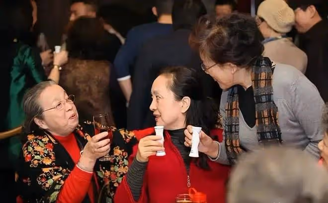 張春麗同框張金玲,一個風韻猶存,一個衰老像奶奶,同歲差距大