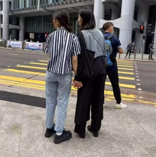 黃磊一家現身香港！黃多多穿男裝配千元厚底鞋，背影比老媽還成熟