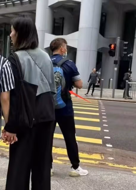 黃磊一家現身香港！黃多多穿男裝配千元厚底鞋，背影比老媽還成熟